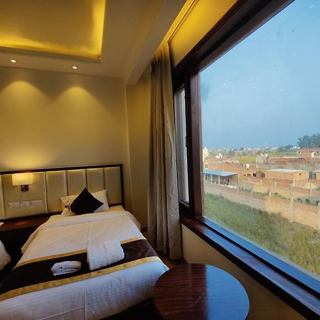 Mds Royal Resort Tulsipur Kültér fotó