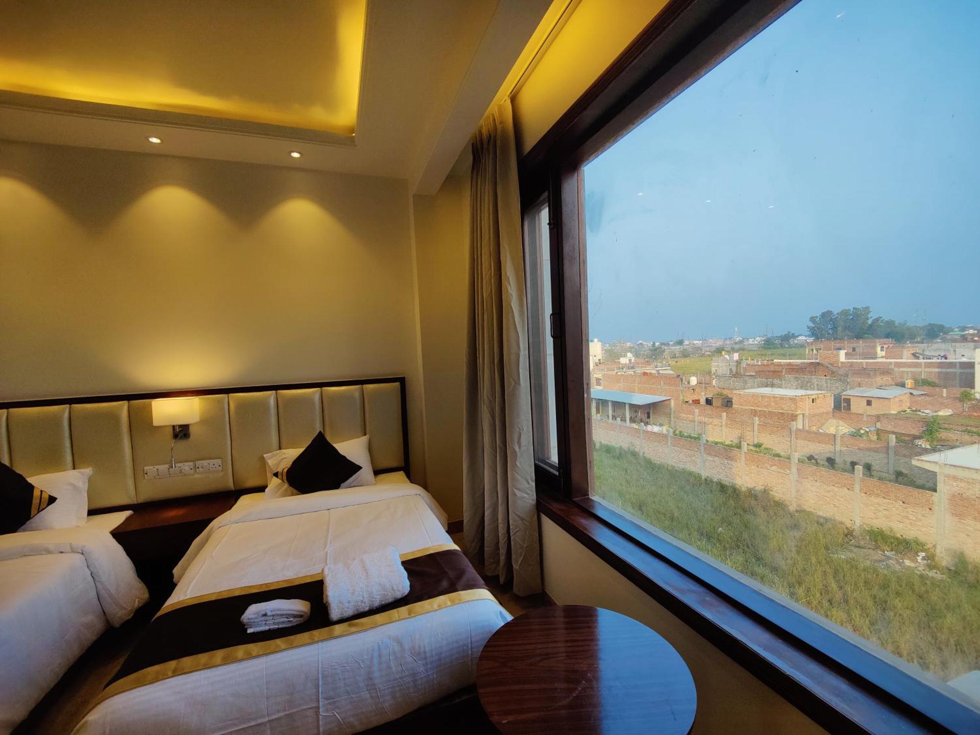 Mds Royal Resort Tulsipur Kültér fotó